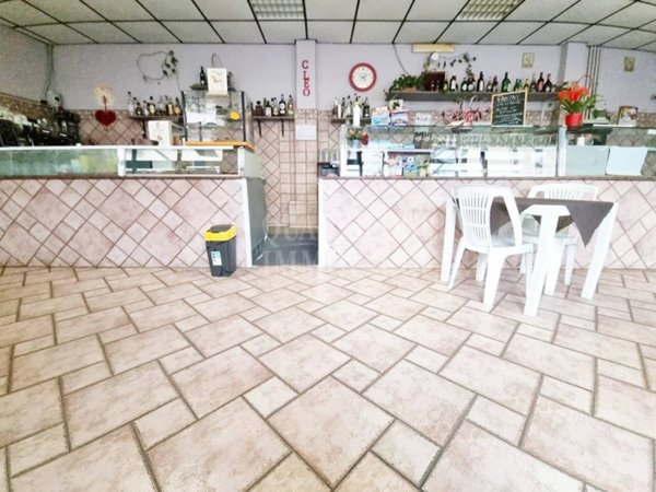 negozio in affitto a Pomezia in zona Torvaianica