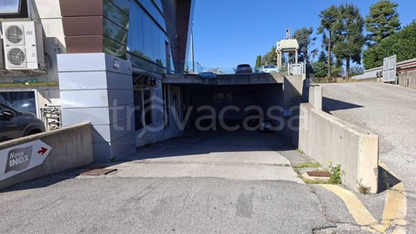 locale commerciale in affitto a Pomezia