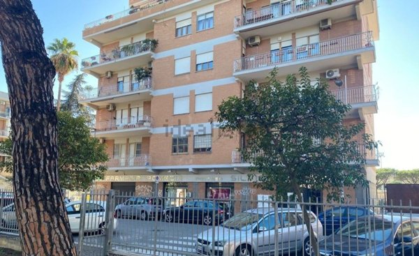 locale commerciale in affitto a Pomezia