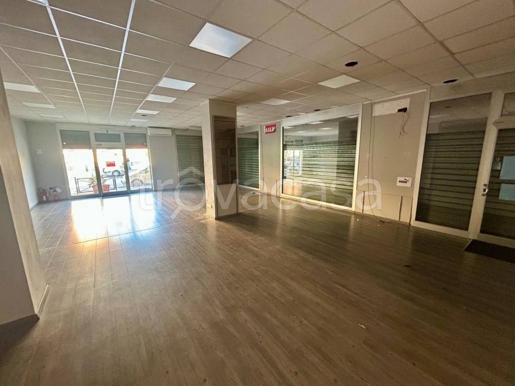 negozio in affitto a Pomezia in zona Torvaianica