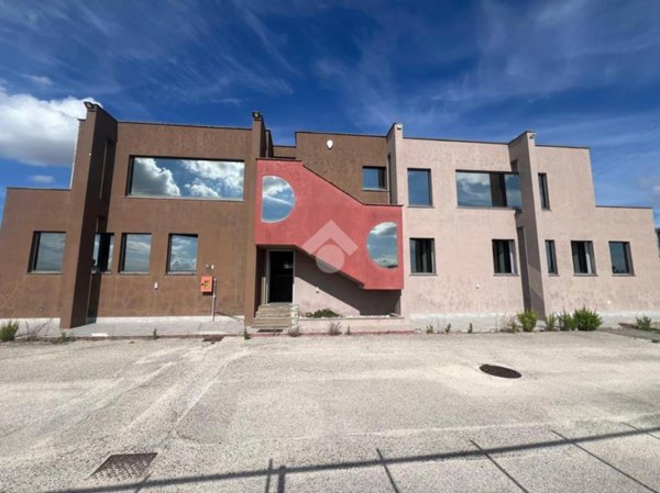 locale commerciale in affitto a Pomezia