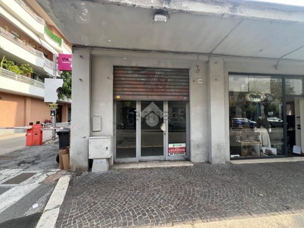 locale commerciale in affitto a Pomezia