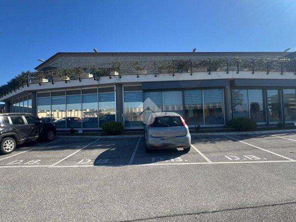 negozio in affitto a Pomezia