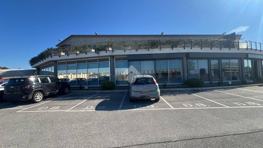 negozio in affitto a Pomezia