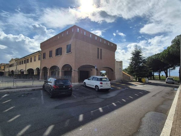 negozio in affitto a Pomezia in zona Colli di Enea