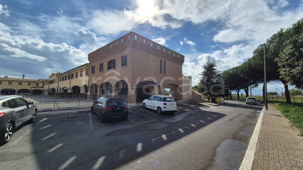 negozio in affitto a Pomezia in zona Colli di Enea