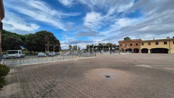 negozio in affitto a Pomezia in zona Colli di Enea