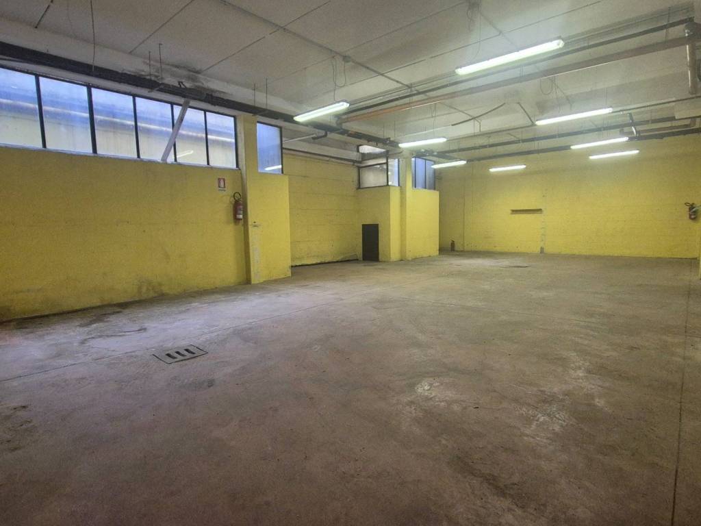 locale commerciale in affitto a Pomezia