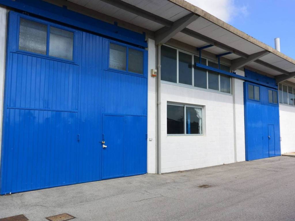 locale commerciale in affitto a Pomezia