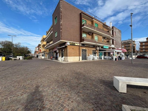 negozio in affitto a Pomezia in zona Torvaianica