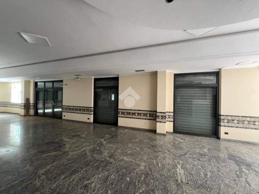 negozio in affitto a Pomezia