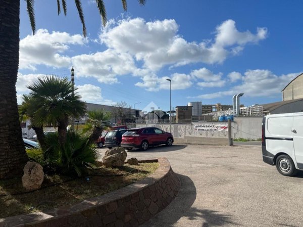 locale commerciale in affitto a Pomezia