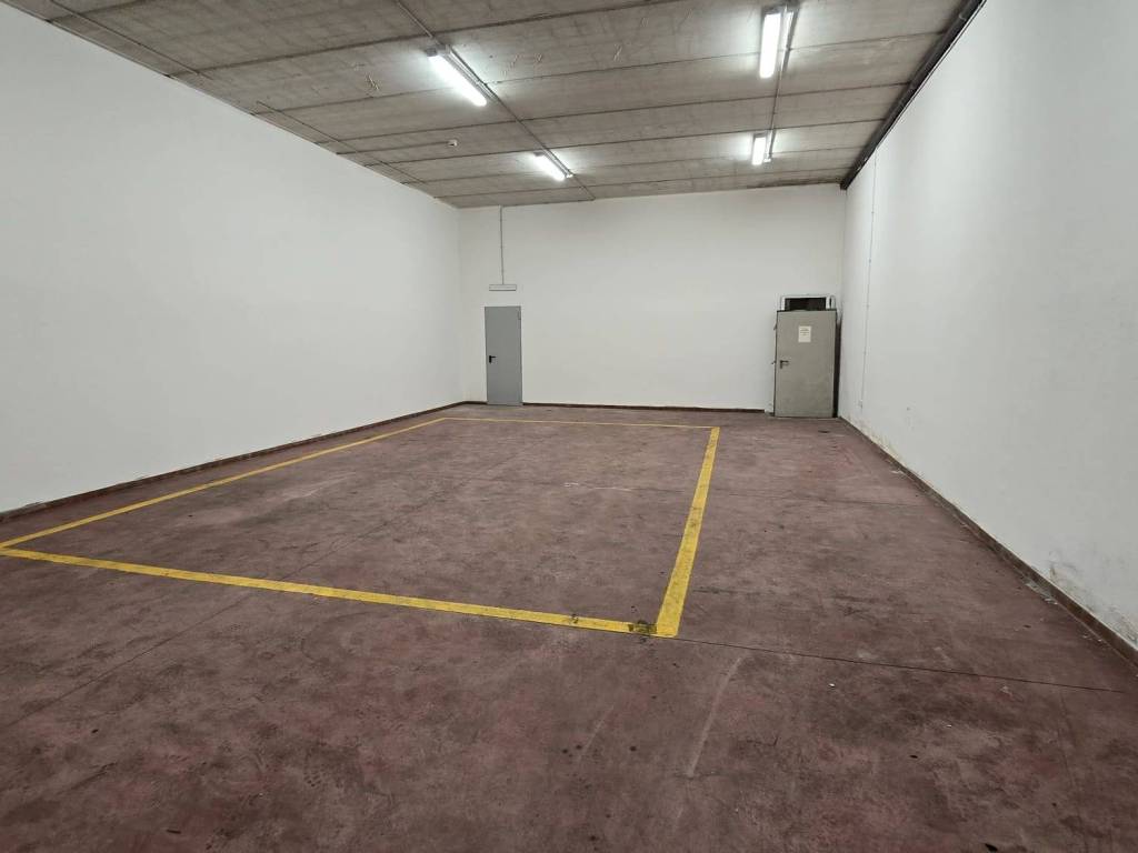 negozio in affitto a Pomezia in zona Pratica di Mare