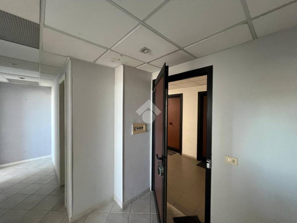 ufficio in affitto a Pomezia in zona Pratica di Mare