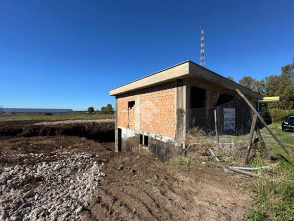 negozio in affitto a Pomezia in zona Santa Palomba