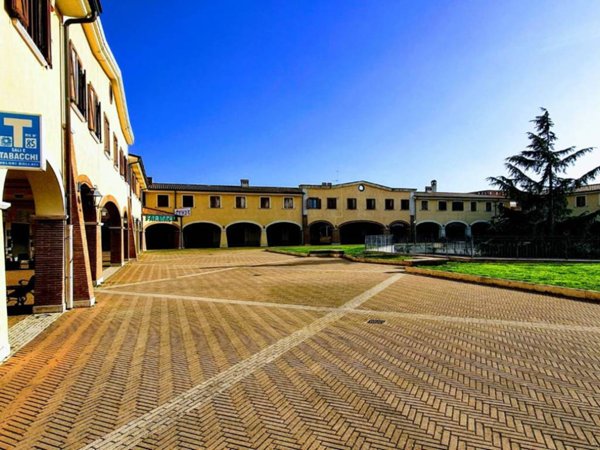 negozio in affitto a Pomezia in zona Colli di Enea