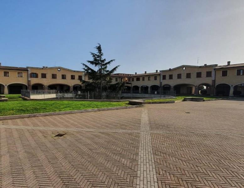 locale commerciale in affitto a Pomezia in zona Colli di Enea