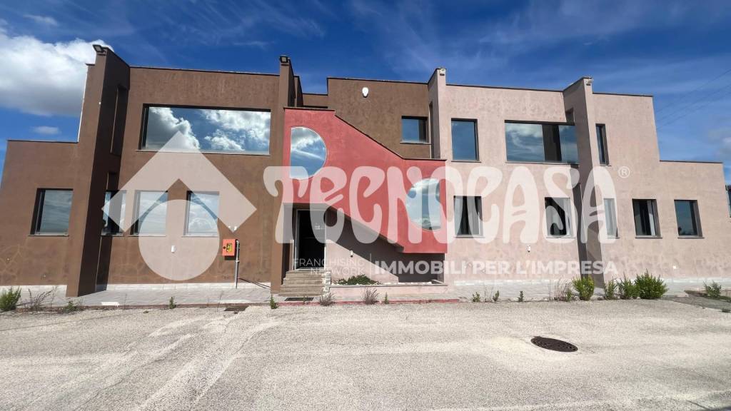 locale commerciale in affitto a Pomezia