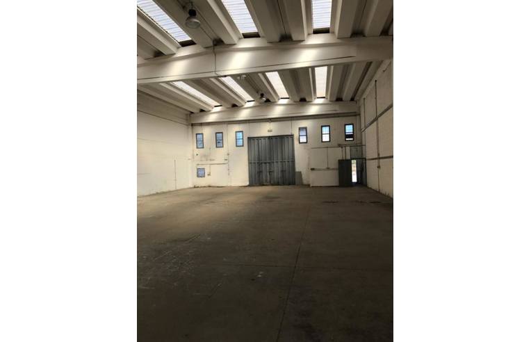 locale commerciale in affitto a Pomezia