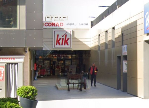 locale commerciale in affitto a Pomezia