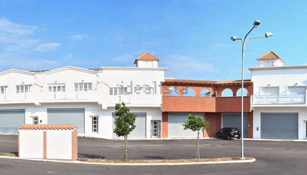 locale commerciale in affitto a Pomezia