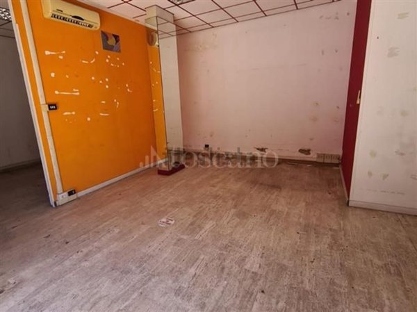 locale commerciale in affitto a Pomezia