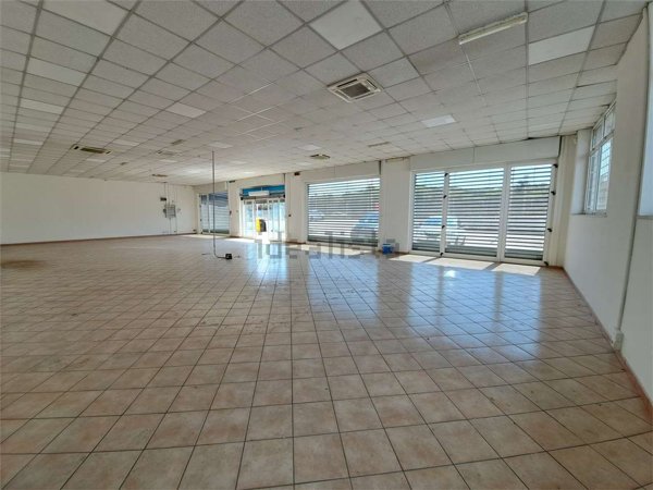 locale commerciale in affitto a Pomezia