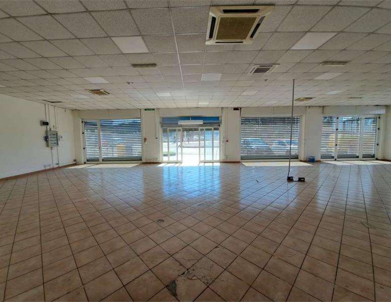 locale commerciale in affitto a Pomezia