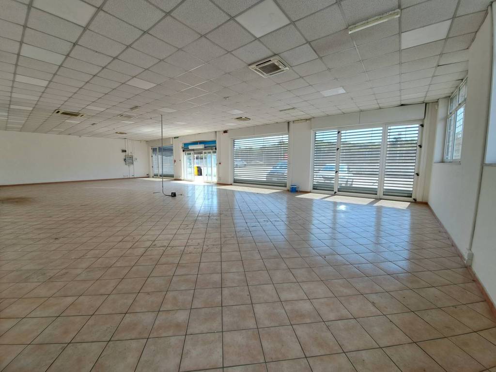 locale commerciale in affitto a Pomezia