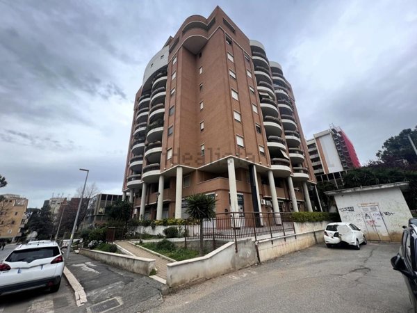 locale commerciale in affitto a Pomezia