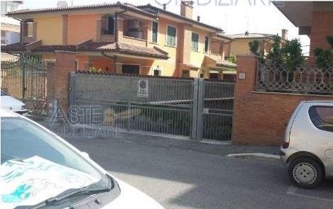 locale di sgombero in affitto a Pomezia in zona Torvaianica