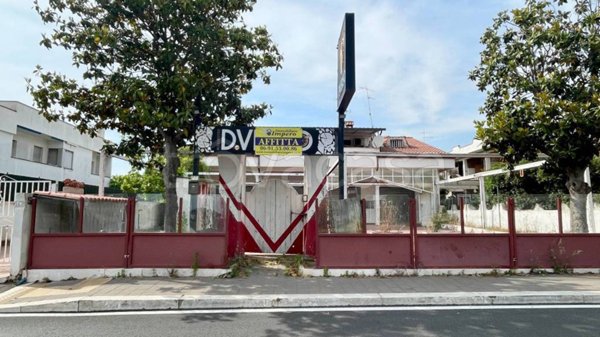 negozio in affitto a Pomezia in zona Torvaianica