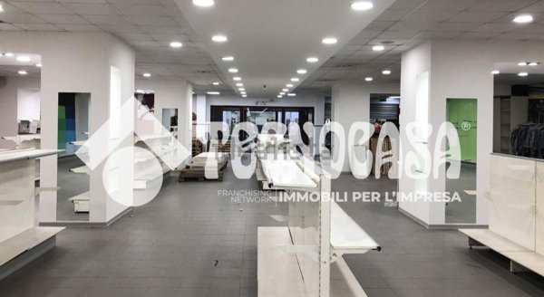 locale commerciale in affitto a Pomezia