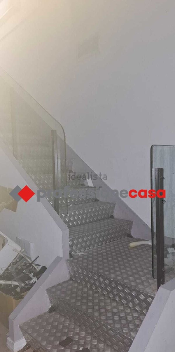 locale commerciale in affitto a Pomezia