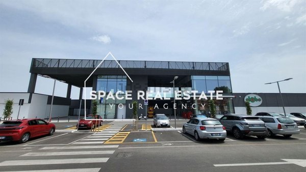 locale commerciale in affitto a Pomezia