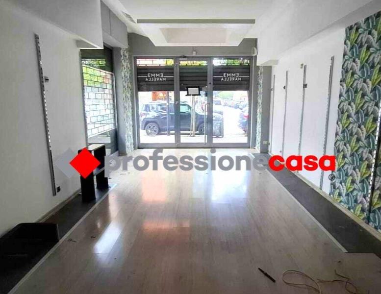 locale commerciale in affitto a Pomezia