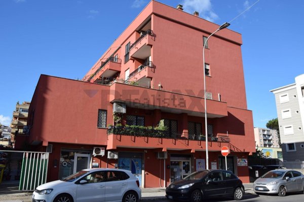 locale commerciale in affitto a Pomezia