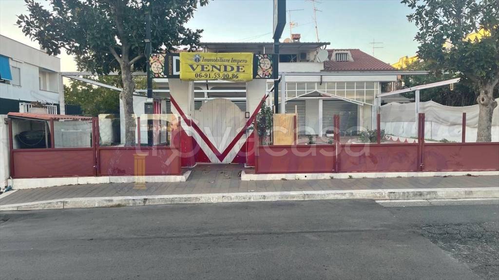 negozio in affitto a Pomezia in zona Torvaianica