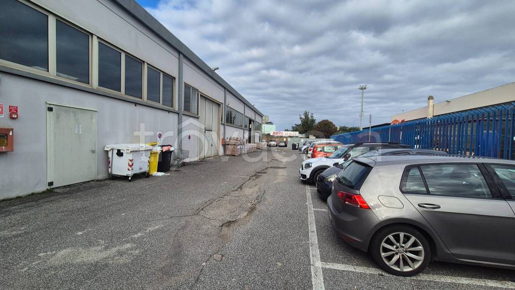 locale commerciale in affitto a Pomezia