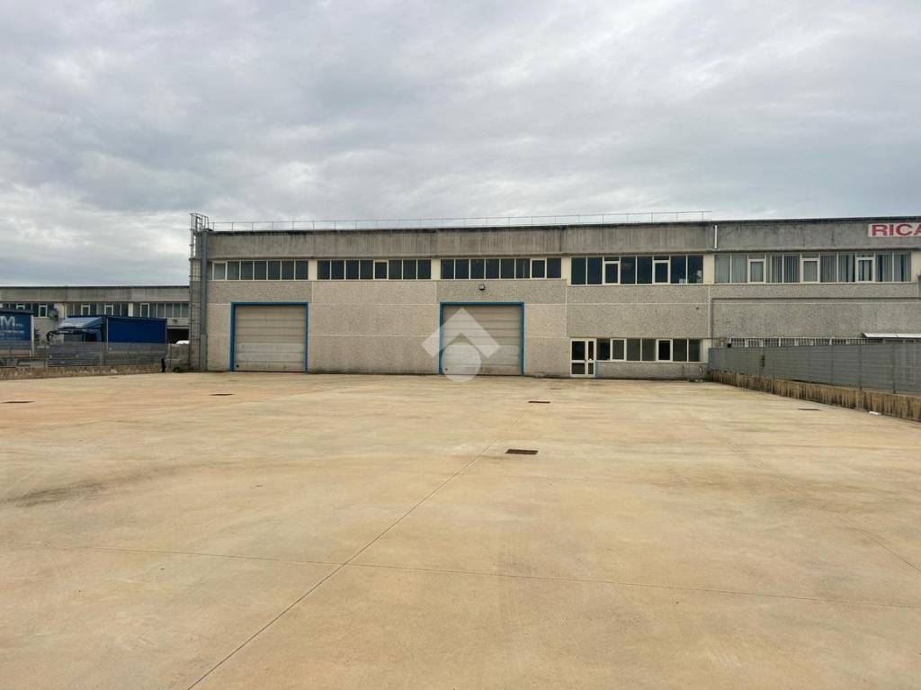 capannone in affitto a Pomezia