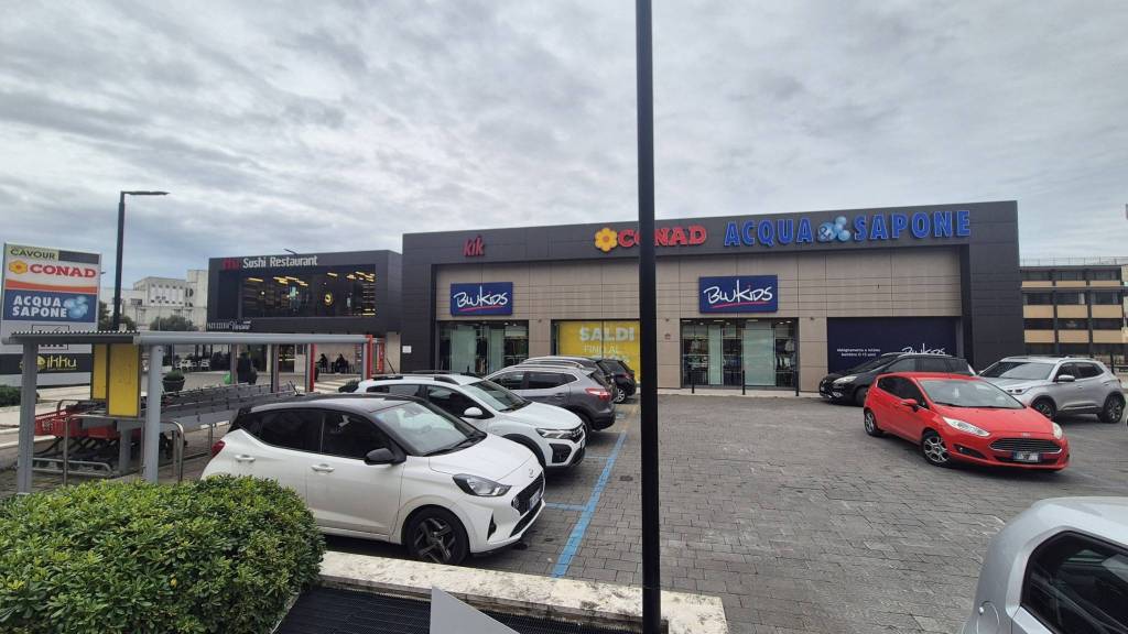 negozio in affitto a Pomezia