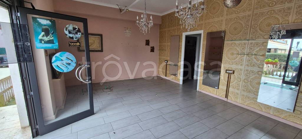 negozio in affitto a Pomezia in zona Santa Procula