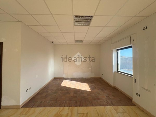 locale commerciale in affitto a Pomezia