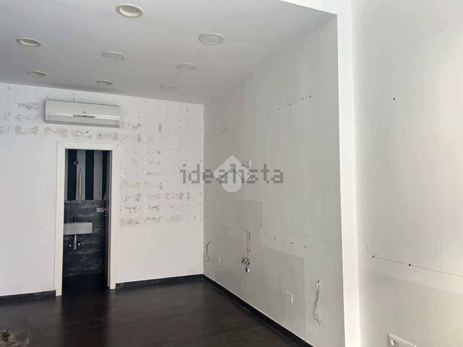 locale commerciale in affitto a Pomezia