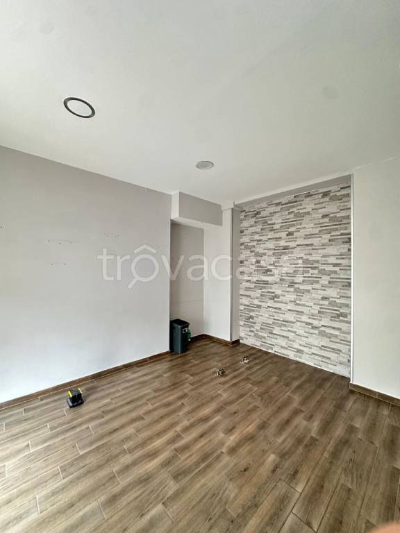 negozio in affitto a Pomezia