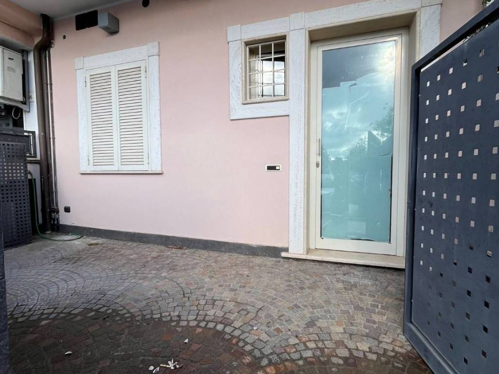 negozio in affitto a Pomezia