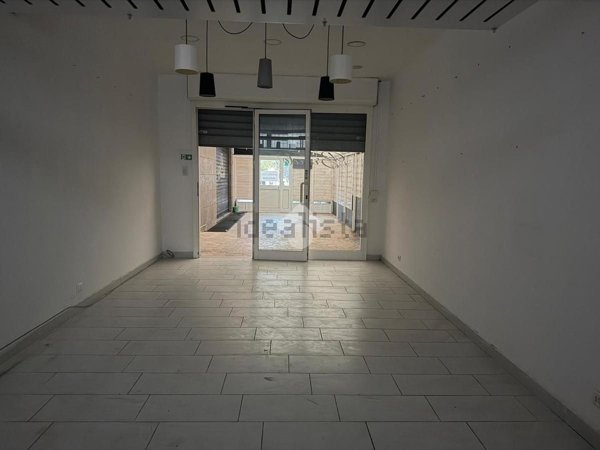 locale commerciale in affitto a Pomezia