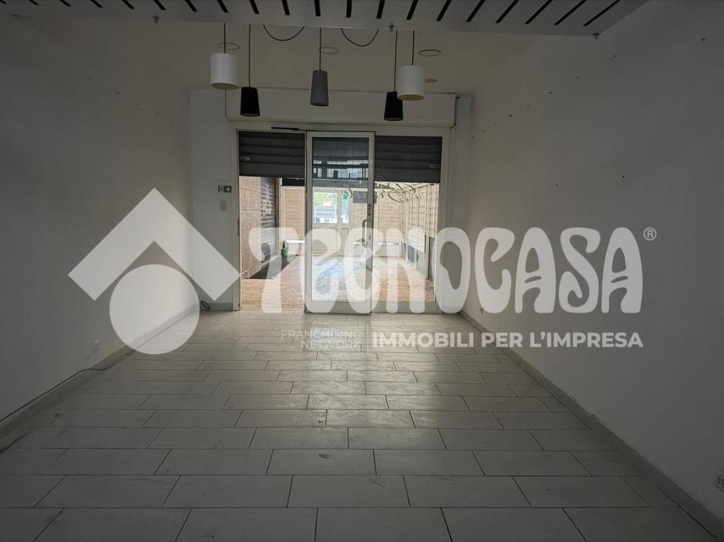 negozio in affitto a Pomezia