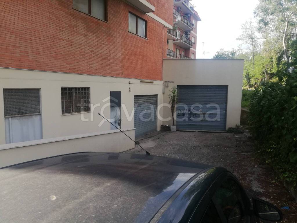 locale commerciale in affitto a Pomezia