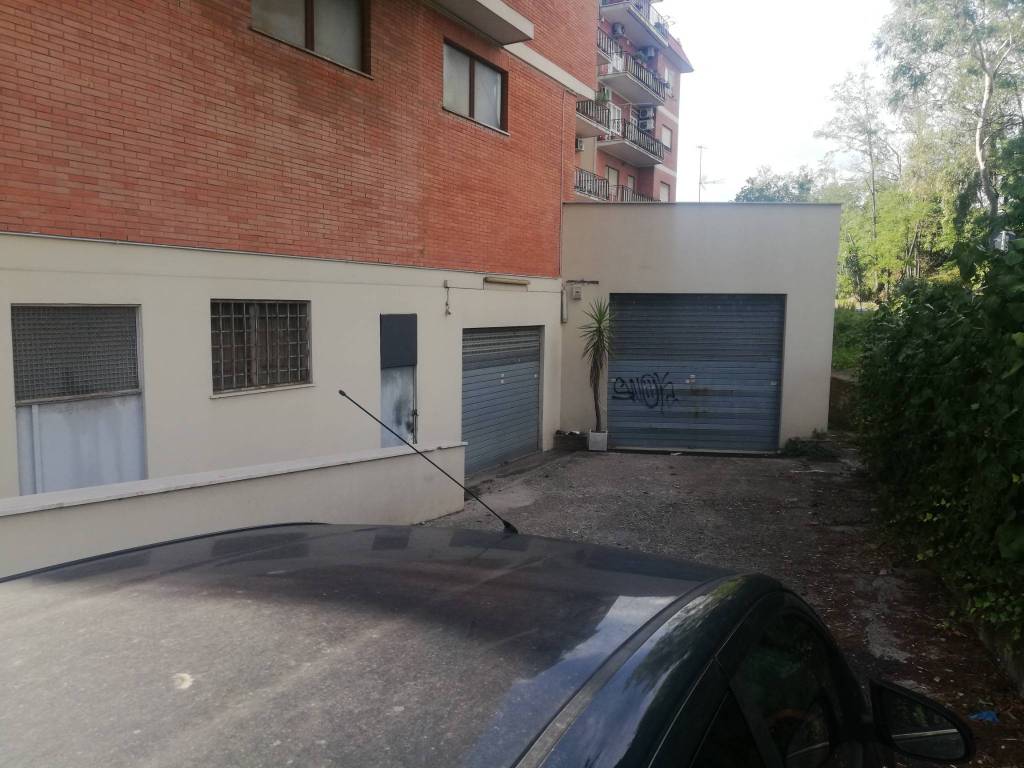 locale commerciale in affitto a Pomezia